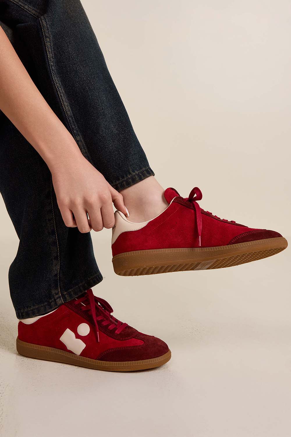 תמונת כל הלוק של נעלי סניקרס